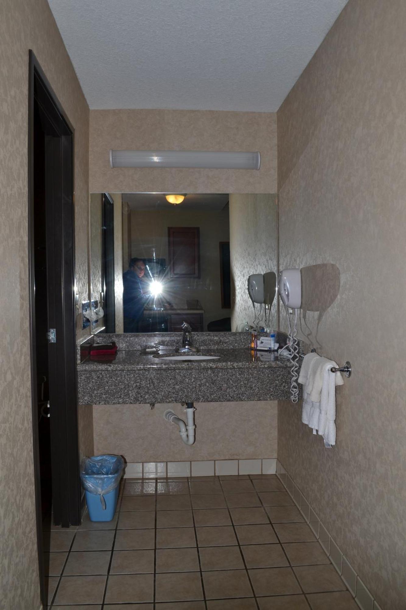 Paola Inn And Suites Zewnętrze zdjęcie