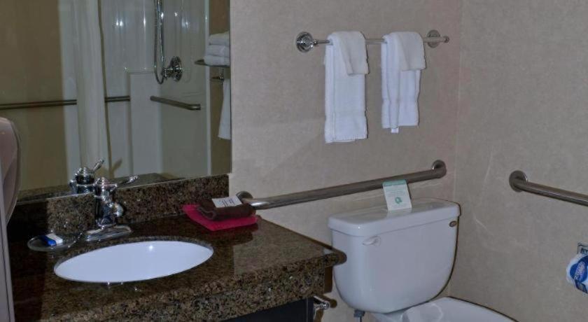Paola Inn And Suites Zewnętrze zdjęcie