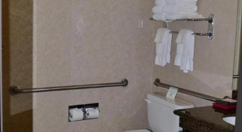 Paola Inn And Suites Zewnętrze zdjęcie