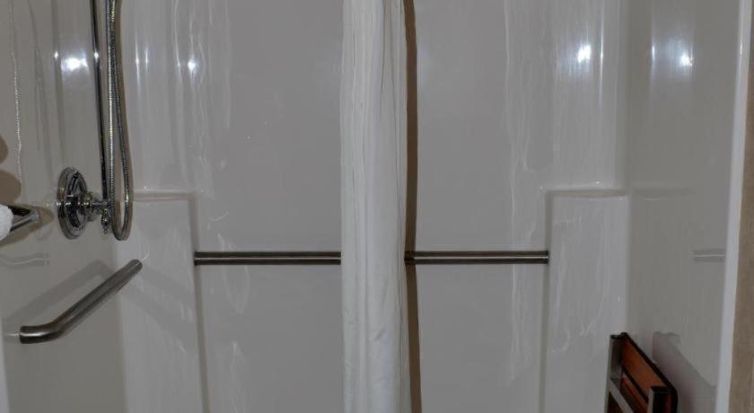 Paola Inn And Suites Zewnętrze zdjęcie