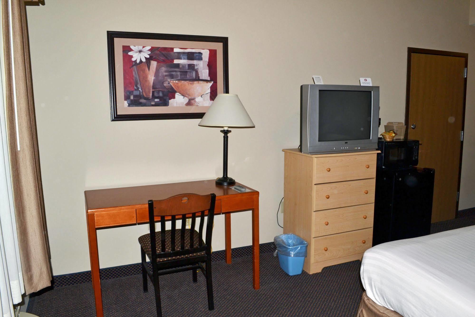 Paola Inn And Suites Zewnętrze zdjęcie