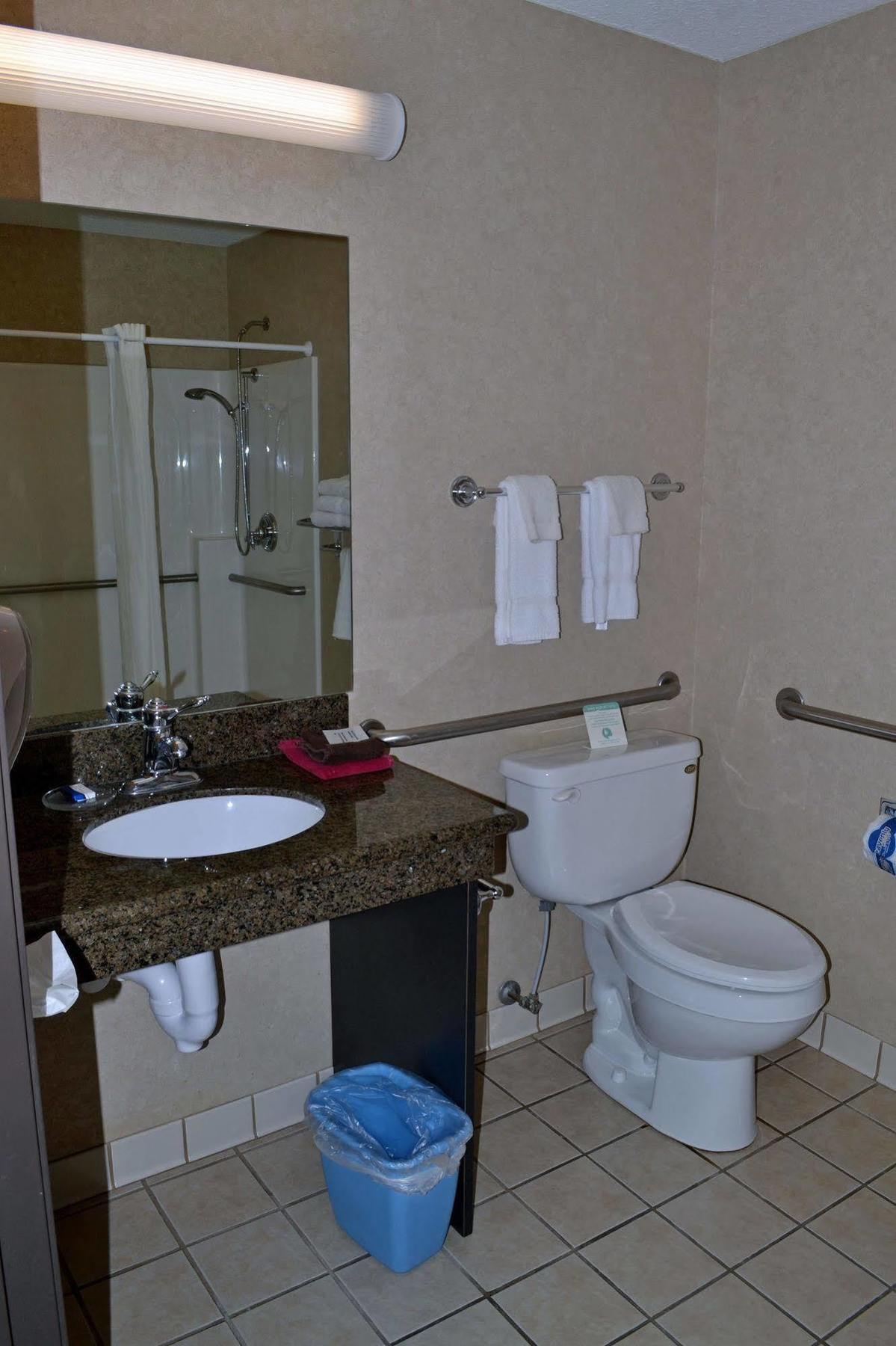 Paola Inn And Suites Zewnętrze zdjęcie