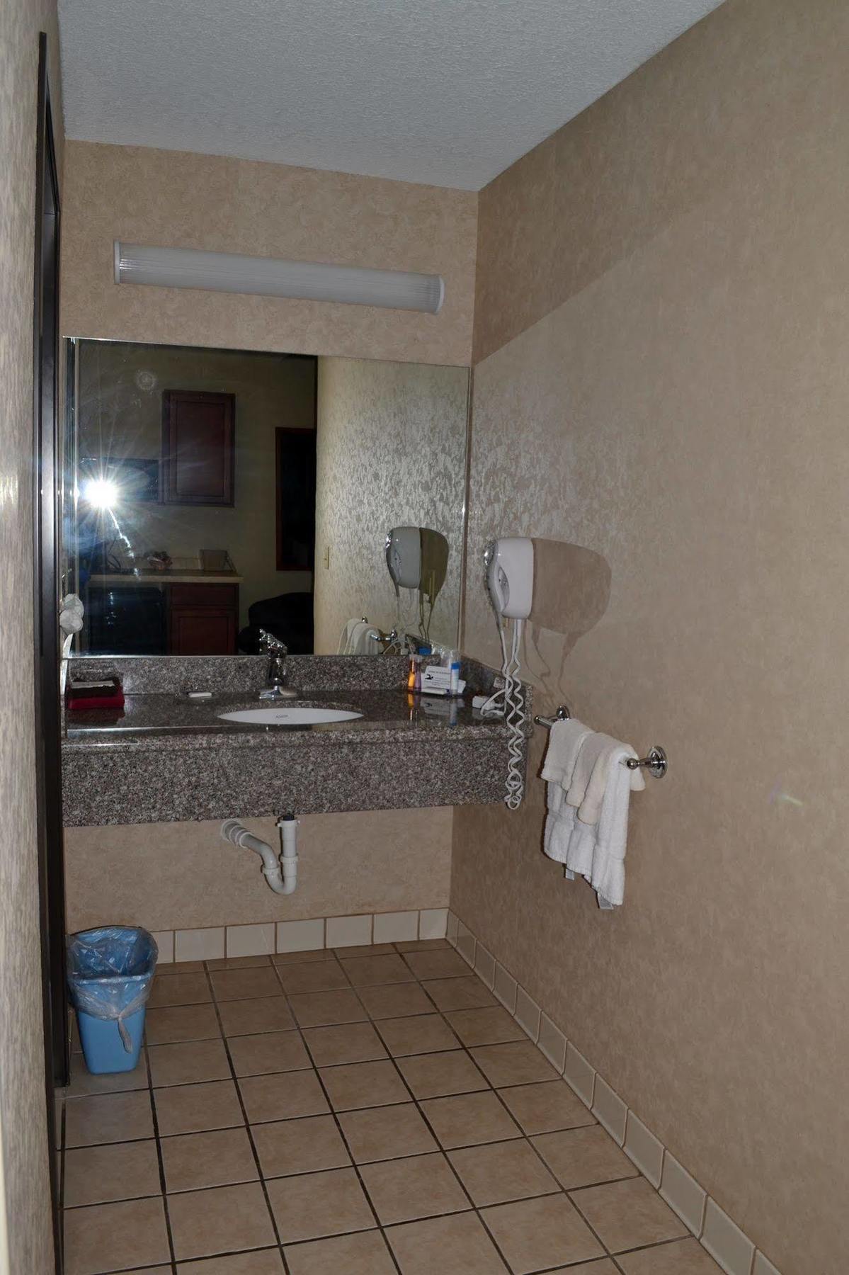 Paola Inn And Suites Zewnętrze zdjęcie