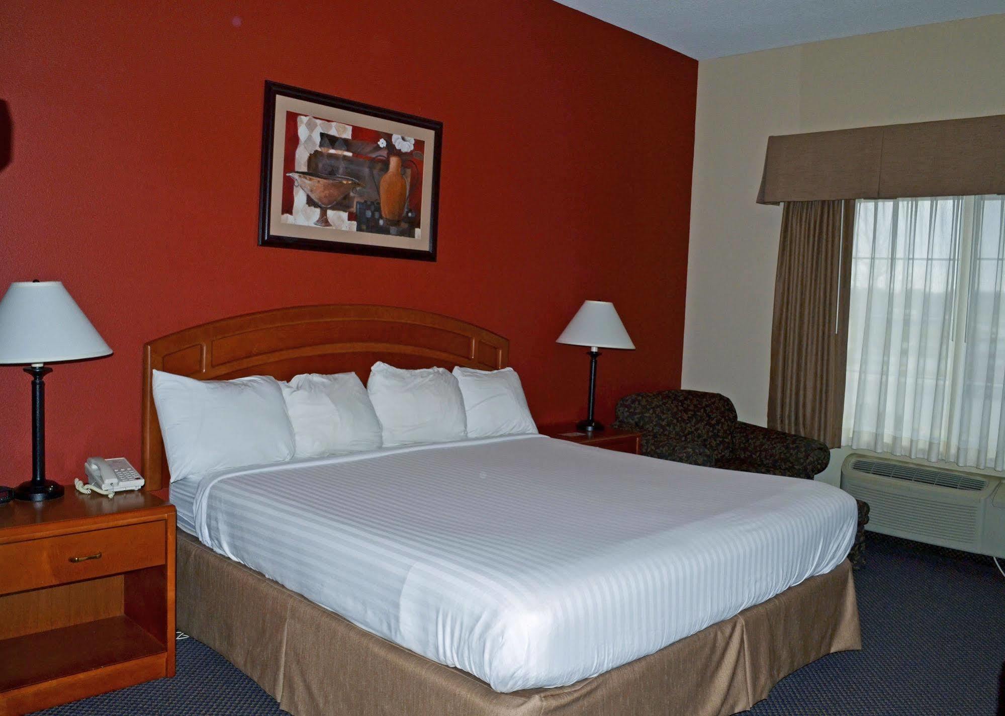 Paola Inn And Suites Zewnętrze zdjęcie