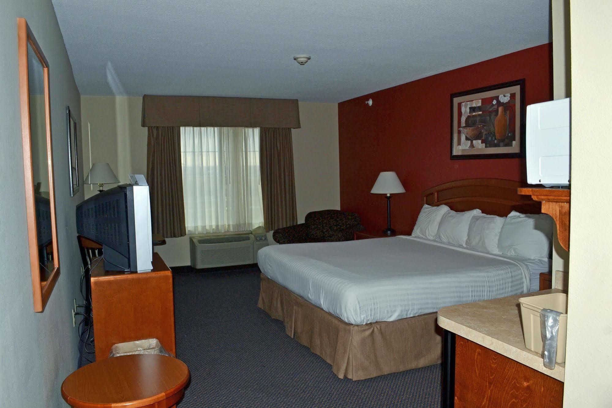 Paola Inn And Suites Zewnętrze zdjęcie
