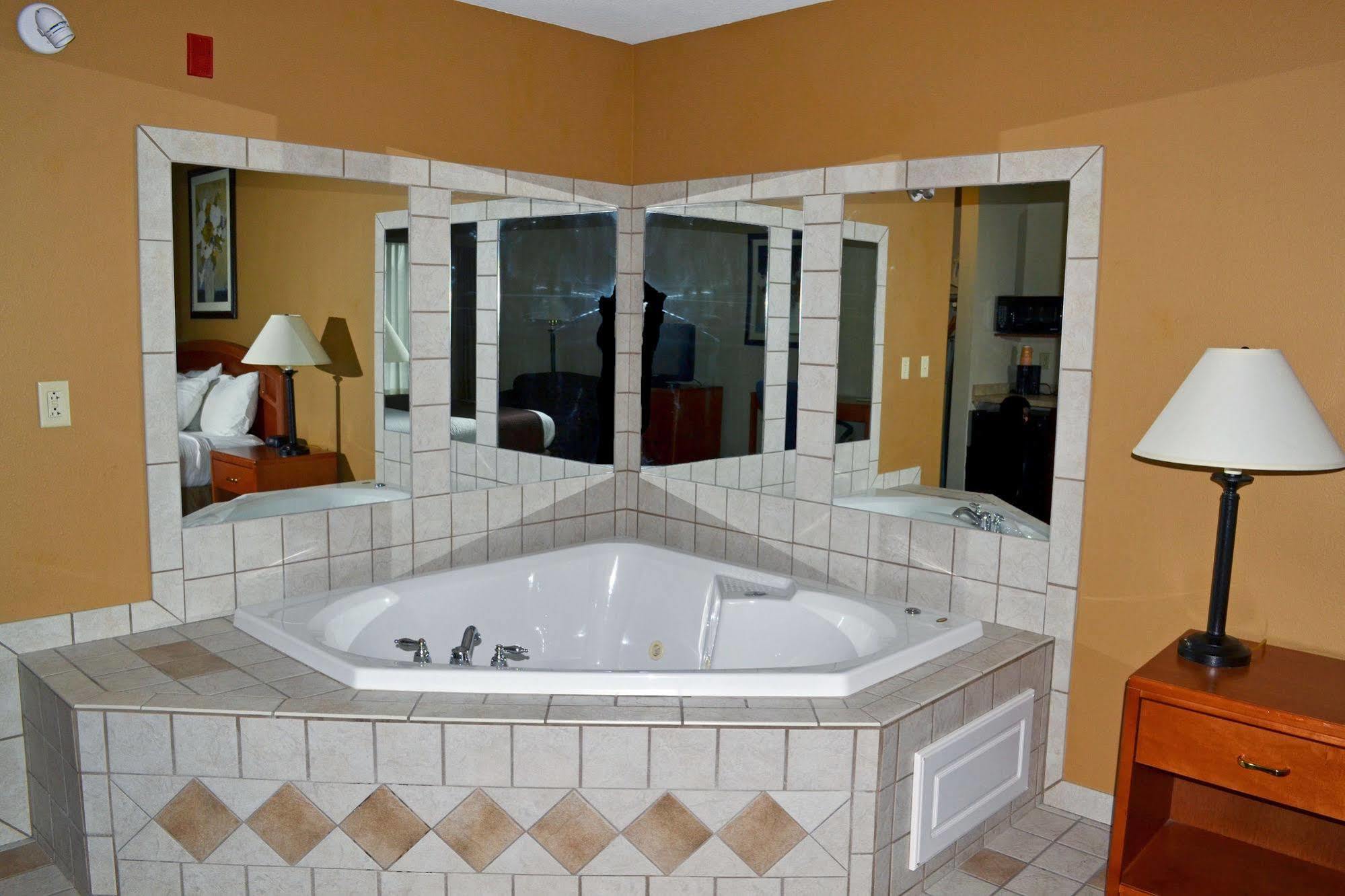 Paola Inn And Suites Zewnętrze zdjęcie