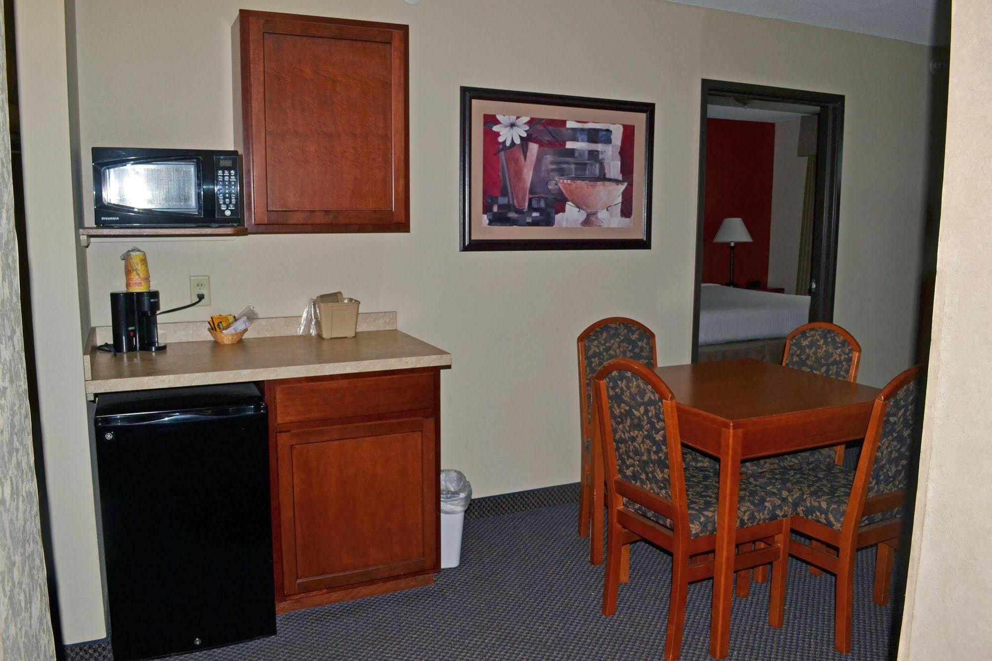 Paola Inn And Suites Zewnętrze zdjęcie